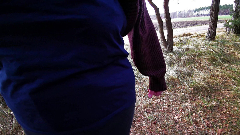 Bouncy Tits Action: Dezbracă-te iarna pentru palme între țâțe