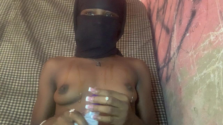 Browngurl234: ホットで小柄なエボニー美女が胸を撫でるソロの瞬間を楽しんでいます
