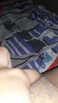M-am trezit și am început să mă joc cu pizda mea fierbinte, suculentă, păroasă. Lasă-mă să ejaculez în gura ta.