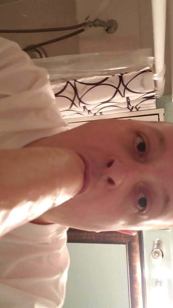 Charlieboy69: Thử đút sâu vào họng dương vật giả 14 inch