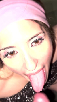 Un Youtubeur Argentin Suce La Bite De Deux Inconnus Dans Un Ascenseur Lors D’une Fête