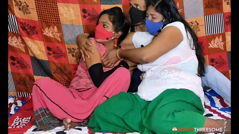Real Indian Threesome: Video rekaman seks threesome tante seksi india sama suaminya