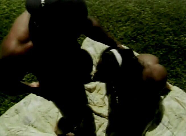 Black Jass: Грудаста чорношкіра повія смокче чорний член і трахається на відкритому повітрі