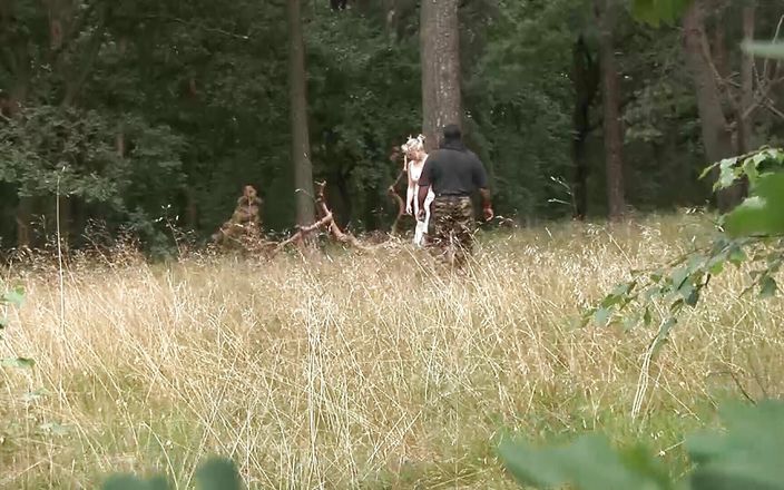 Deutsche Camgirls: Kurvig milf från Tyskland tilltalande en BBC mitt i skogen