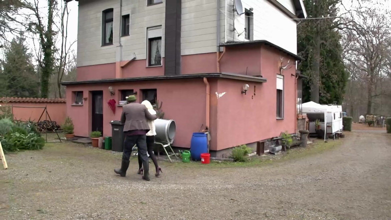 Deutschland Porno X: Quente milf e sexo a três, foda ao ar livre...