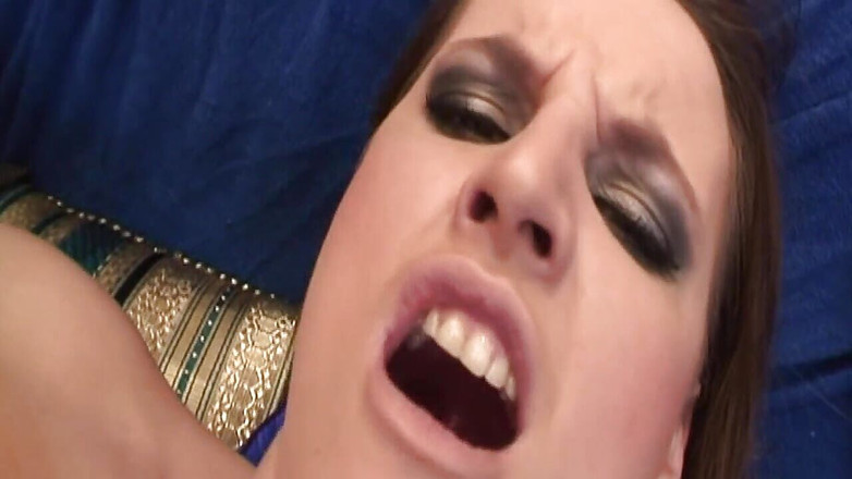 Analiscius: La ragazza con il culo rotondo ama cavalcare un cazzo...