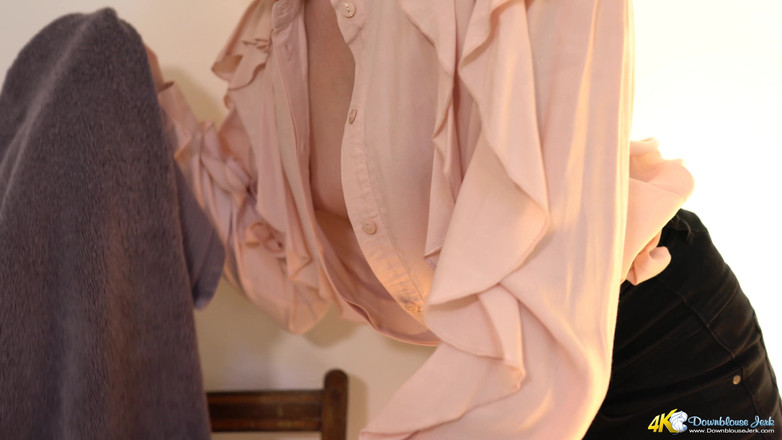 DownblouseJerk: Dolly - bragas pervertida