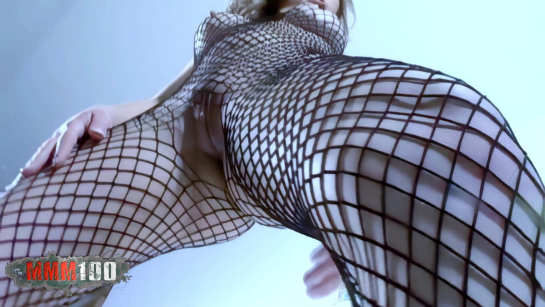 MMM100: Sara may: hübsche blonde sara may macht einen strip auf...