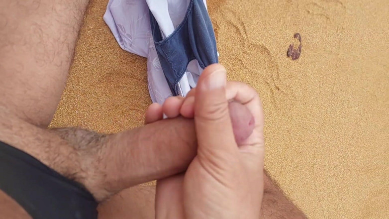 Ladysilvas: Ladysilva branle ma bite sexy sur la plage