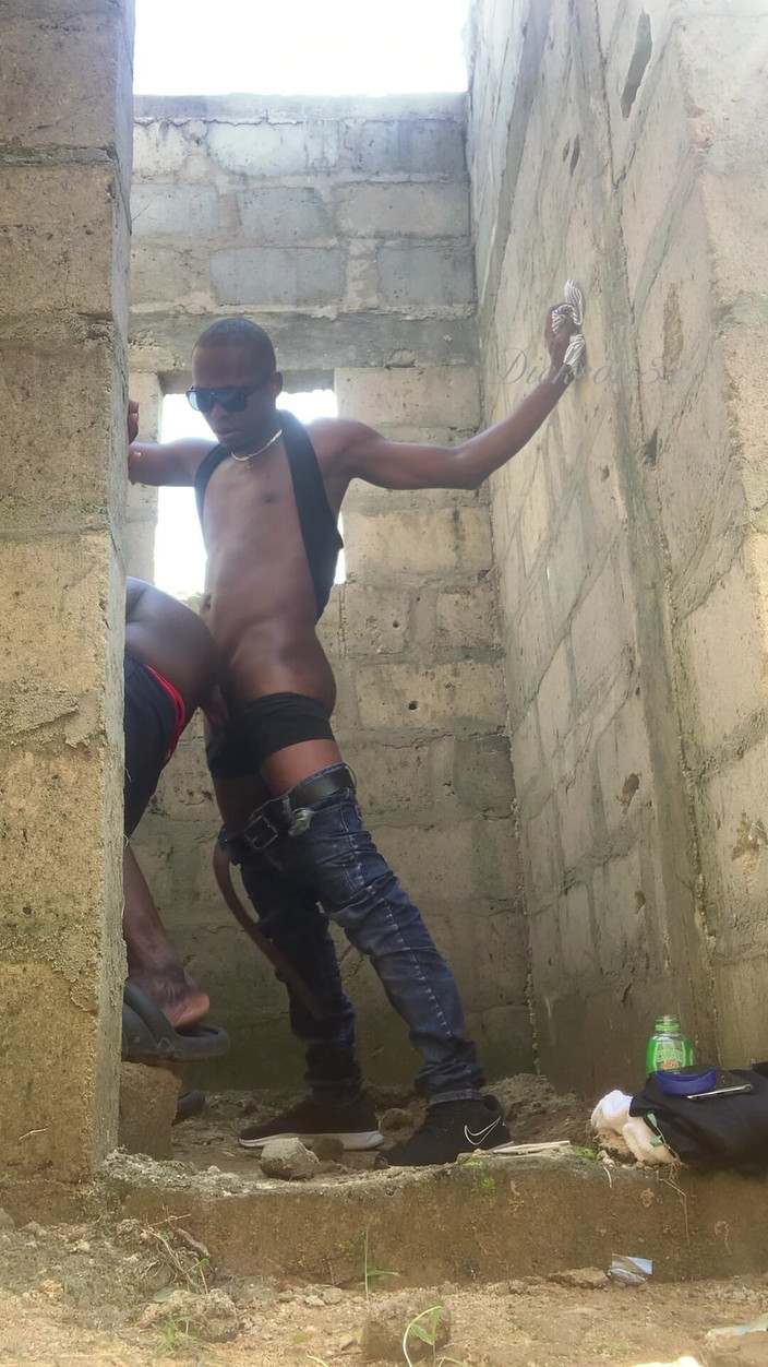 Dickass3x: 和我的黑人胖美女朋友在一栋无法完成的建筑中快速后入