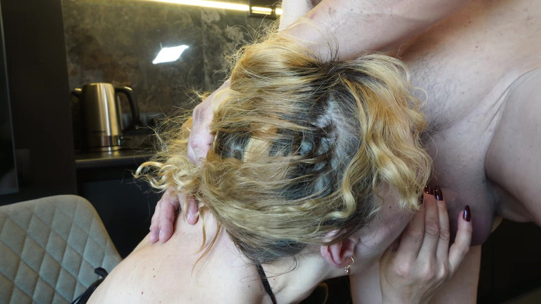 LoveHomePorn: 穿着黑色丝袜的金发熟女被干