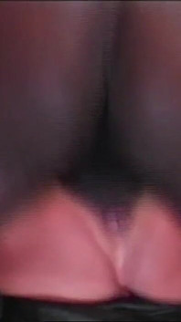 Un gros mandingo noir pour cette MILF déjantée !