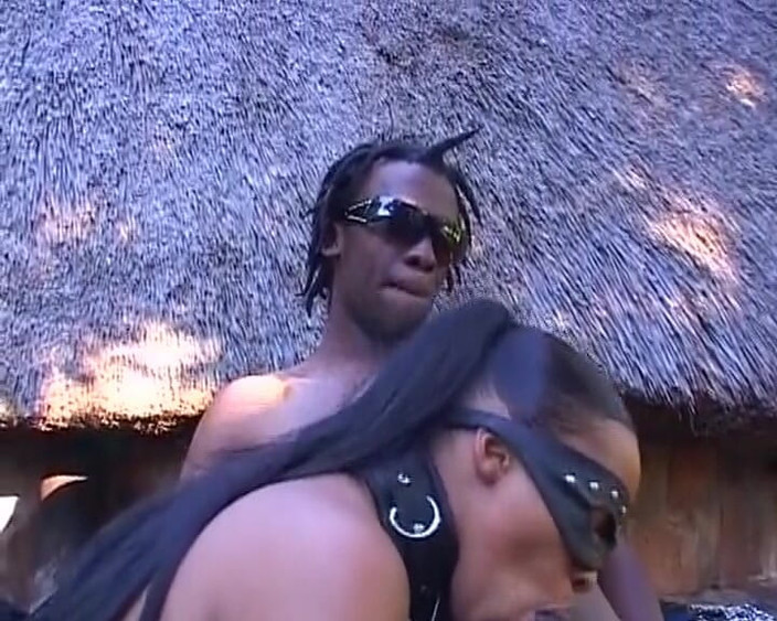 Deutsche XXX Filme: Quente negra alemã gata é espancada com força antes de um...