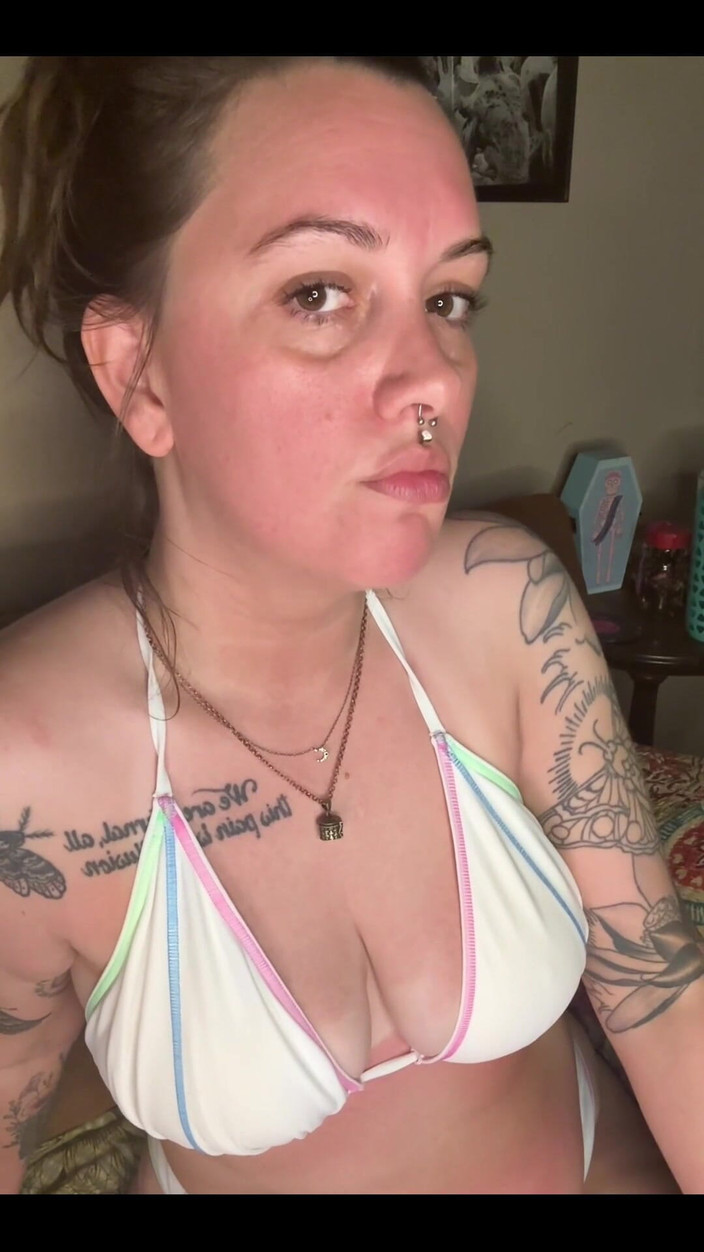 Chery Trees: Chery Trees Merokok Dalam Bikini