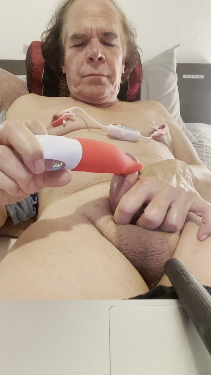 Mitchie: Mijn Seksspeeltje Brengt Me Op Mijn Hete