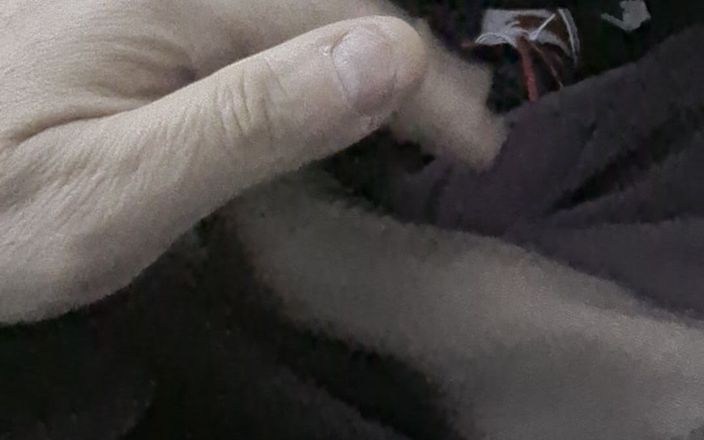 MisStockingFeet: 車の中でストッキングを履いた足コキ