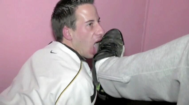 Sneaker gay: 底イケメン奴隷に足と支配的なXXLの足