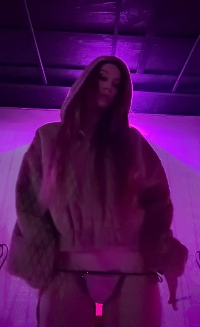 Artemisia Love: Eine Zigarette mit Bikini und Jacke im Club