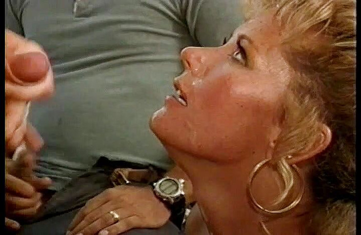 Perfect Porno: Blonde ehefrau wird auf dem bett gangbang