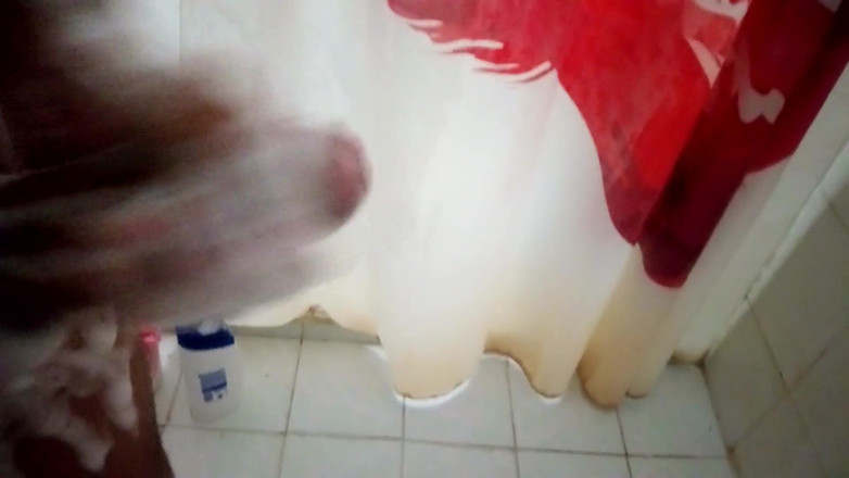 213san: 我在淋浴时撸管并把它发给我的女朋友