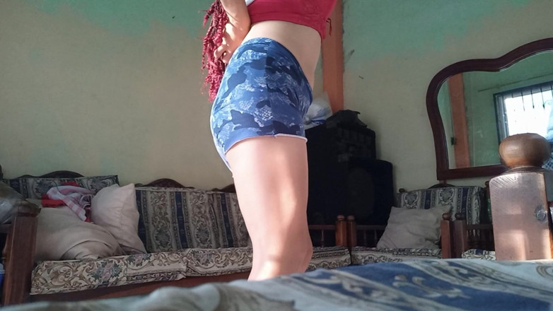 Martin13: Ik vond haar in sexy kleren repareren in haar appartement...