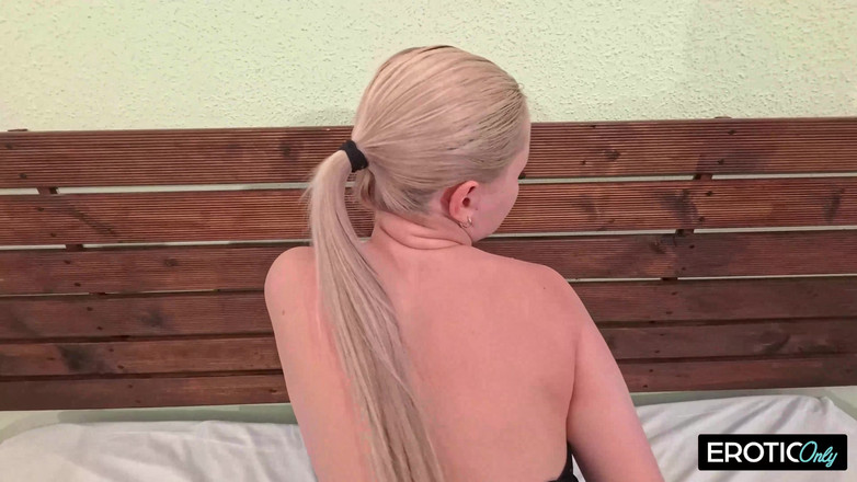 German bitch hunter: शरारती जर्मन बेब तब तक अपने खिलौने के साथ खेलना बंद नहीं कर सकती जब तक वह खुशी से नहीं हिलाती