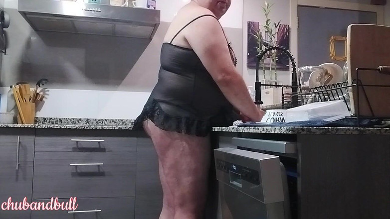 Chub_Bull: बहिन बर्तन साफ कर रही है