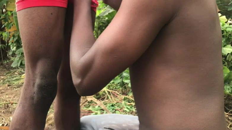 Sexydaddy: Jordbrukare som har sex på gården ger båda varandra avsugning