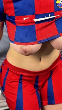 Duże piersi cheerleaderki z Barcelony mocno pieprzone przez fana.