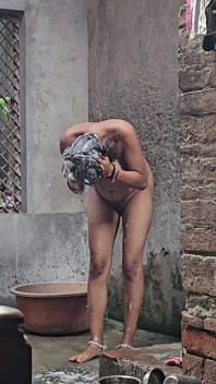 Indian Desi Village Beautiful Girl While Bathing