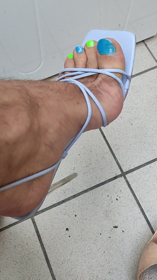 Mutsakin: Sexy man feet in heels