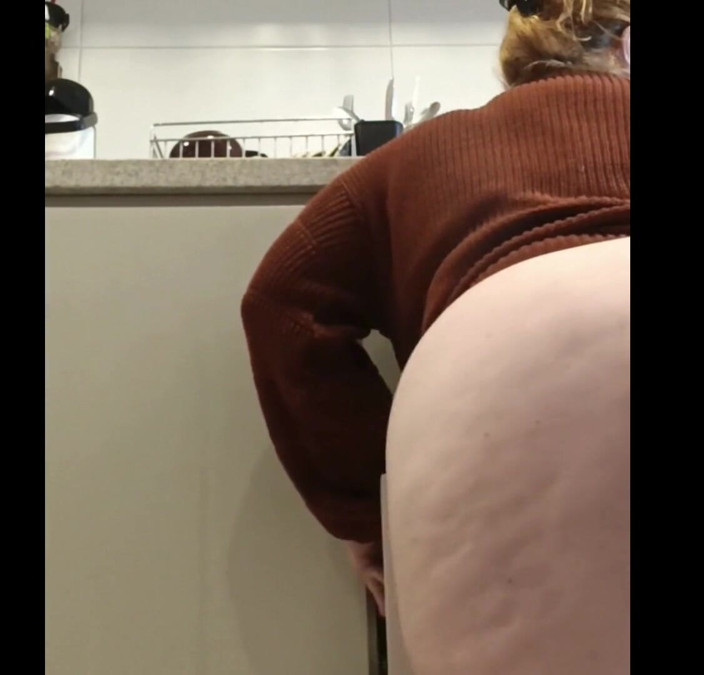 Priscila: Mijn jonge buurvrouw pronkt voor de camera en stuurt het...