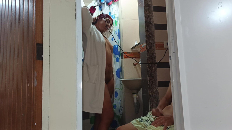 Lady: 美丽的丰满大屁股继女在房子的浴室里和她的老继父做爱