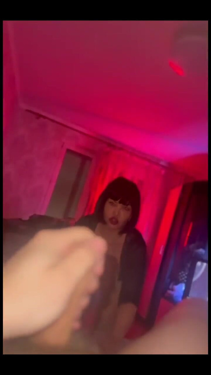 KarmenMilf: Perjumpaan hot sama cowok beradik yang lagi asik nyepong kontol...