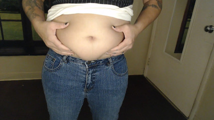 Abby Anna: Tombul sallanan büyük göbek damlaları