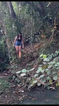 Ich habe meinen kleinen Freund mitten in den Wald mitgenommen, wir haben uns nackt gemacht