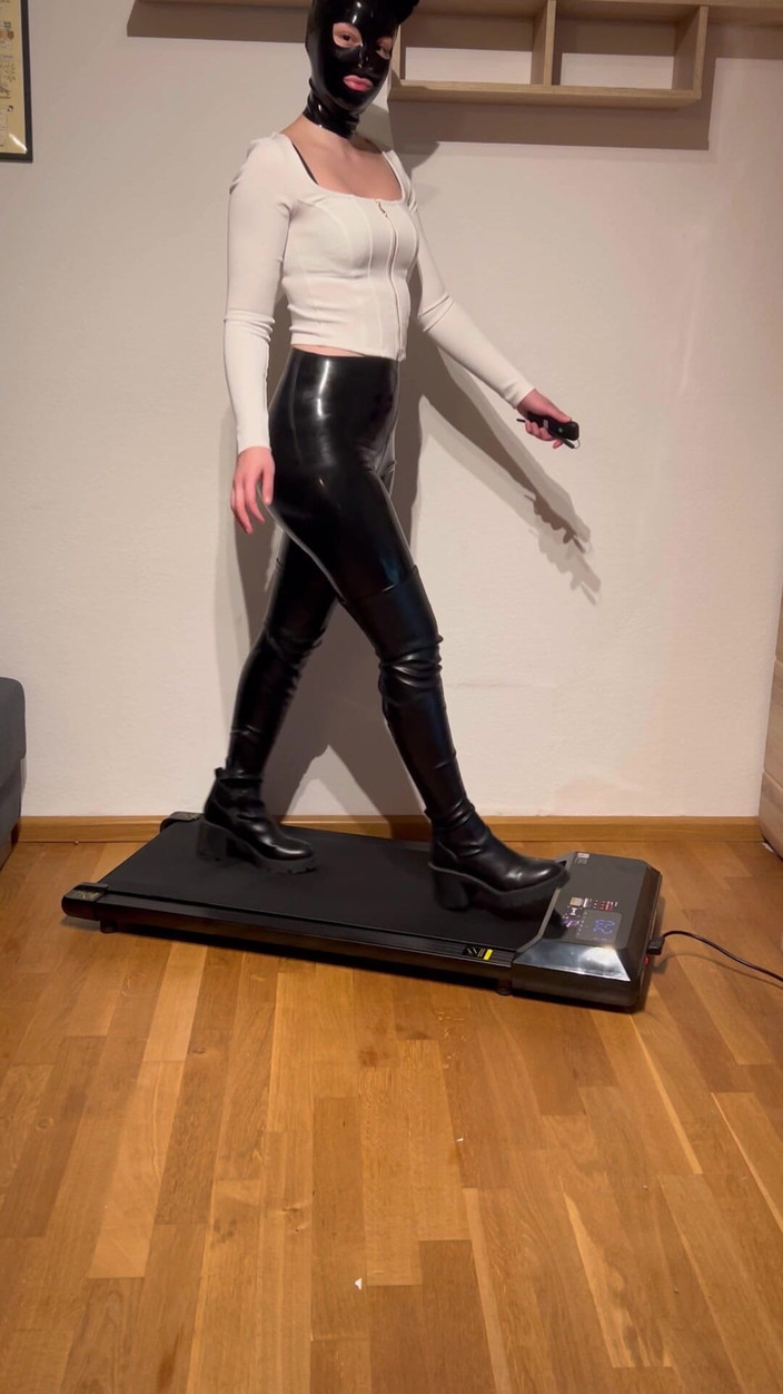LillyLeather: 러닝머신에서 다른 부츠와 하이힐을 신고 걷는 라텍스 십대