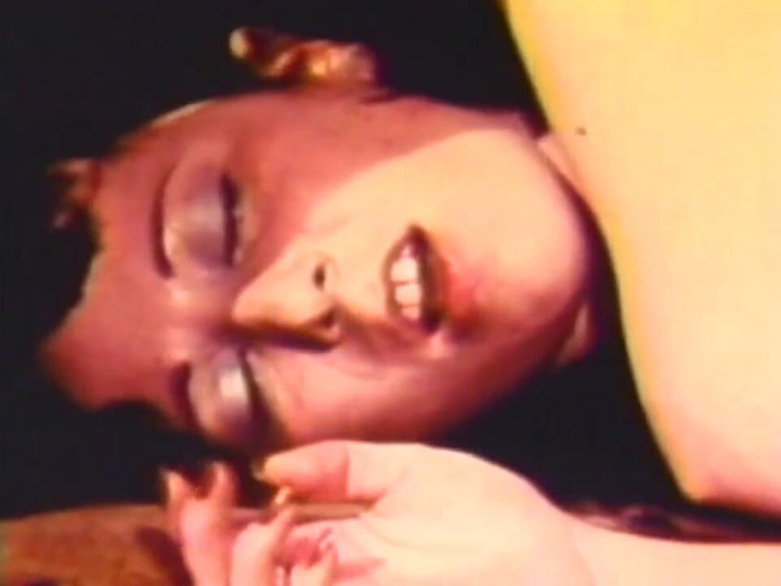 Vintage Usa: Une chatte sauvage vintage sexy prend une belle bite