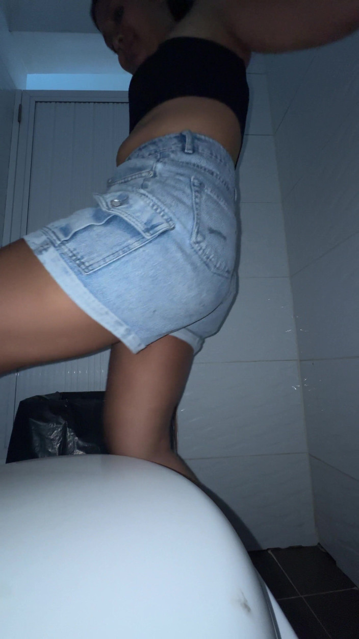 EMY_AND_JONH: I Masturbated in a Public Restroom and It Was a...