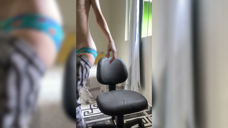 Kedoimath: Hubený blondýna Twink si svléká oblečení a ukazuje svůj zadek čekající...