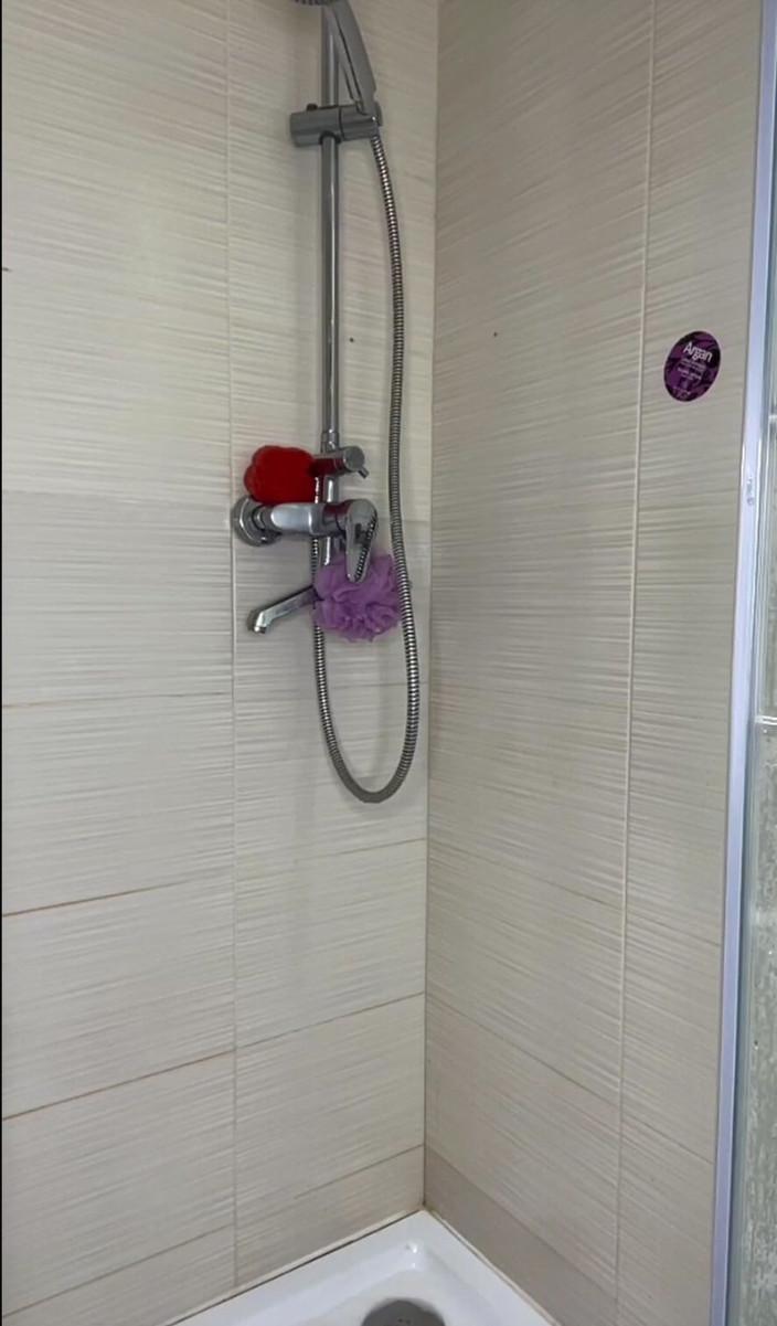 JuiceLussie: Amatérská dívka tak tvrdě šuká do análu ve sprše