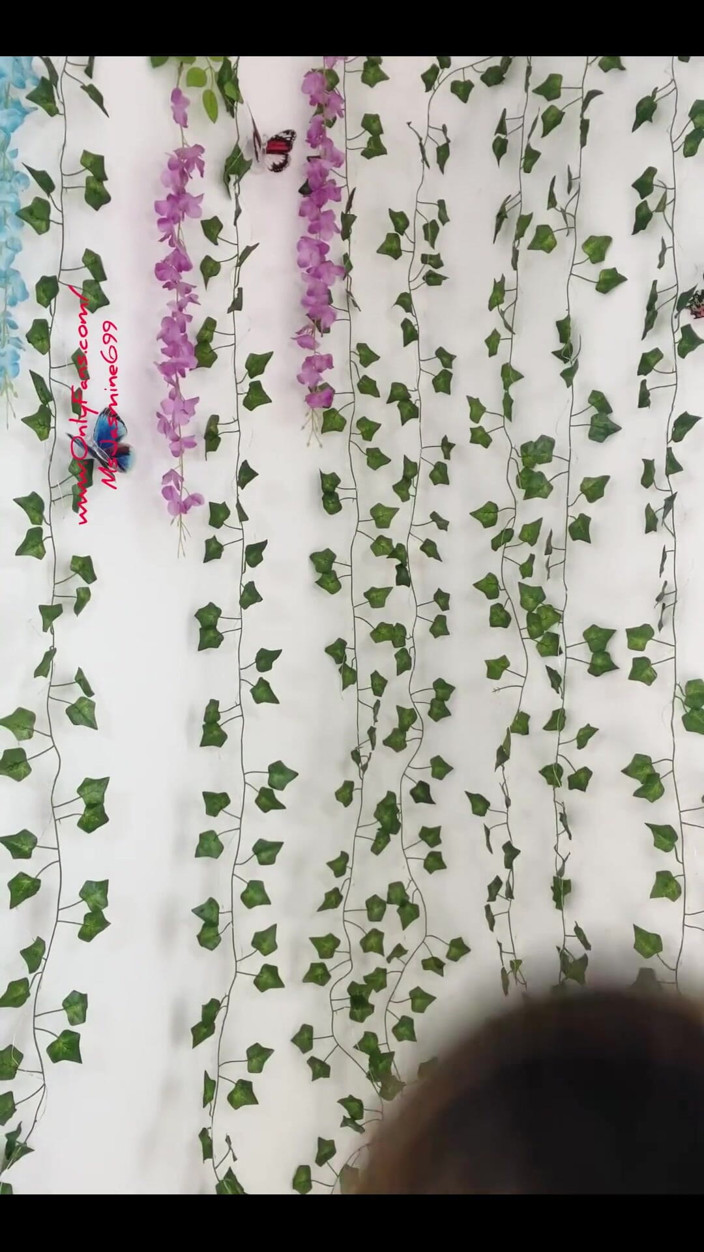Jasmine Flowers: Eu preciso de uma mão esfregando óleo de bebê nos meus...