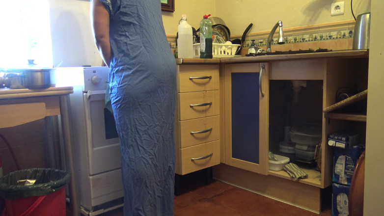 Souzan Halabi: 埃及妻子在丈夫工作的时候被继子性交