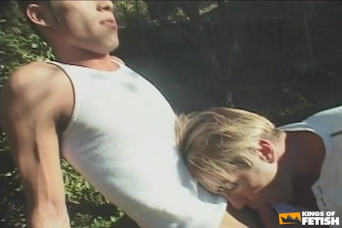 Gay Diaries: 金发女郎把毛茸茸的鸡巴插进一个屁股紧致的朋友体内，并深深地抽插他