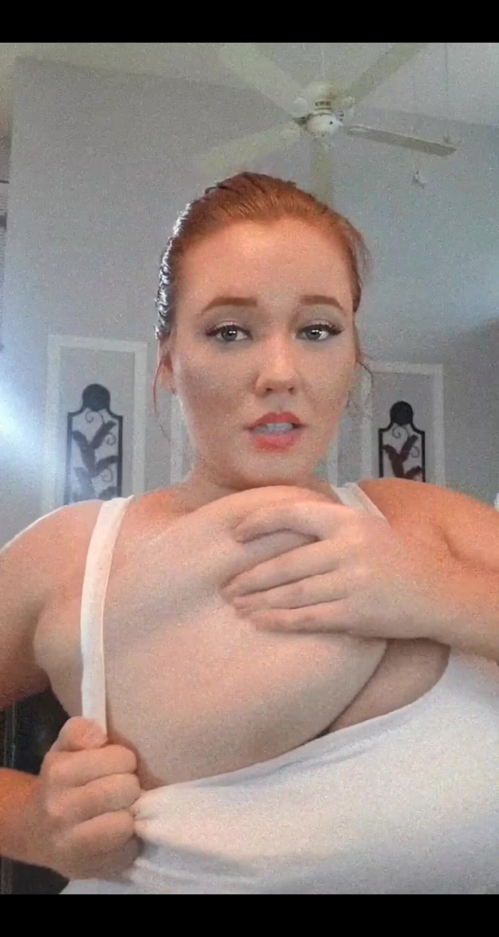 Annabelle Rogers: Saya suka bermain dengan tetek besar saya