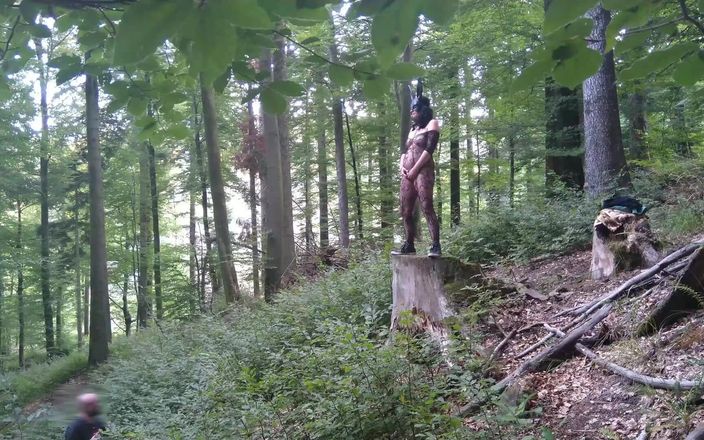 Toilet Mommy: Pisse debout dans un bois dans un masque de lapin...