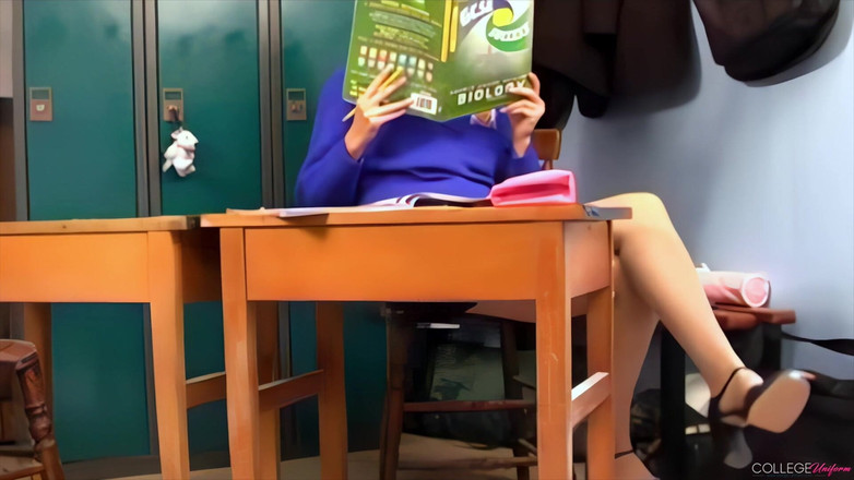 College Uniform: Kajian yang menampilkan Hayley-Marie