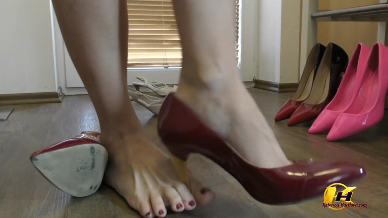 Katerina Hartlova: MILF Katerina shoeplay whit high heels