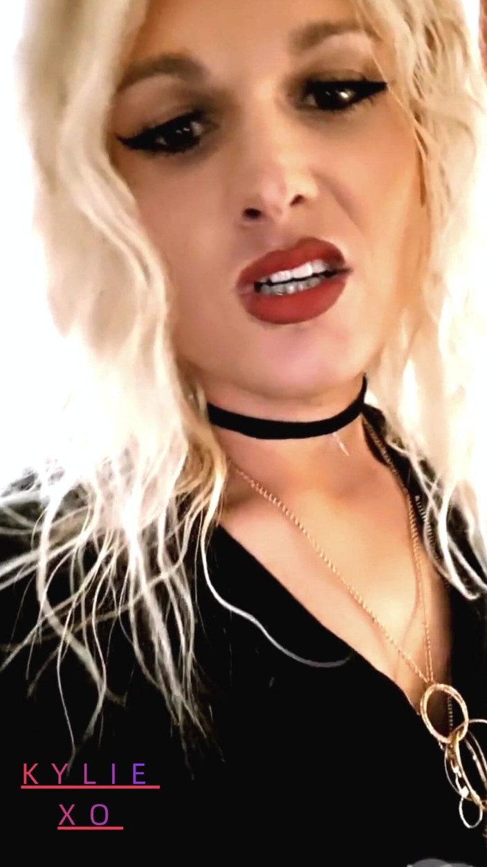 Darkfetish2k: Вона курить, чекаючи твого члена