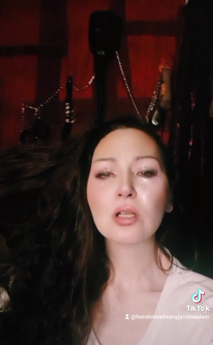 Dominatrix Redsonyja: Když qween udělá umění vypadat a říct, vidíte lepší originál, všechno štěstí